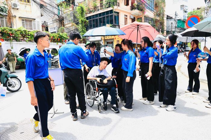 Thí sinh được đội tình nguyện viên hỗ trợ vào điểm thi làm thủ tục.
