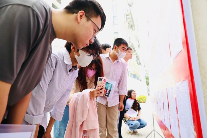 Khoảnh khắc các sĩ tử xem sơ đồ phòng thi, chuẩn bị bước vào phòng làm thủ tục dự thi.