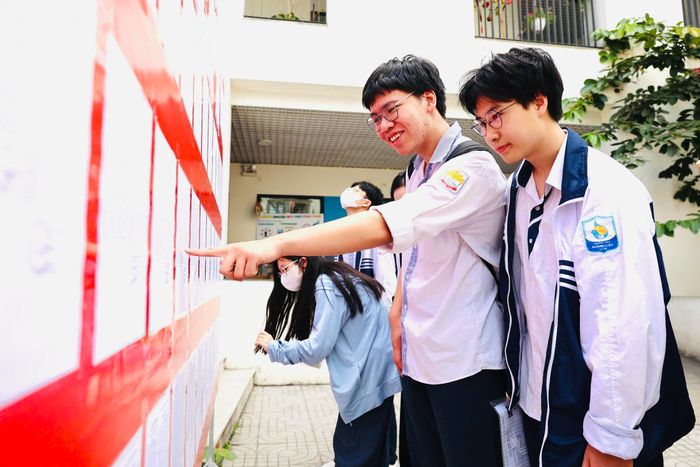 Tại điểm thi Trường THCS Nguyễn Trường Tộ (phường Ô Chợ Dừa, Hà Nội) nhiều thí sinh có mặt từ sớm để tìm phòng thi, kiểm tra số báo danh và thông tin cá nhân.