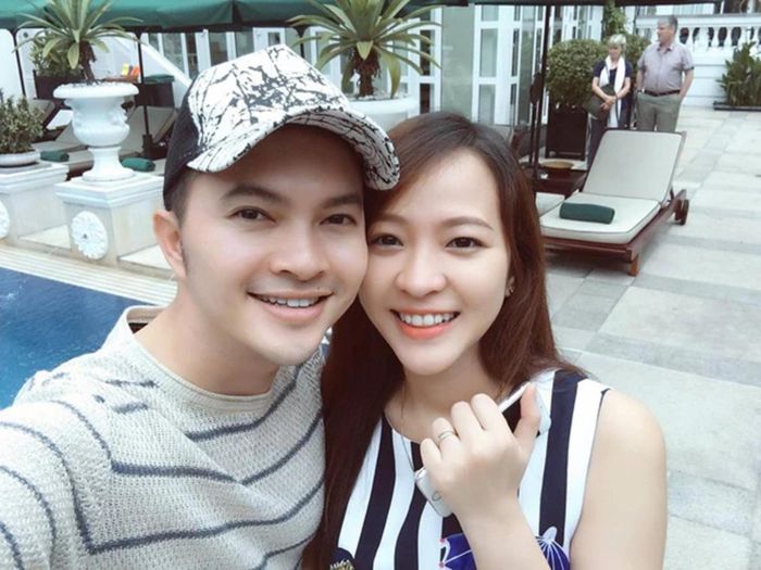 Vợ Nam Cường luôn là người động viên, chia sẻ và đồng hành với nam ca sĩ.