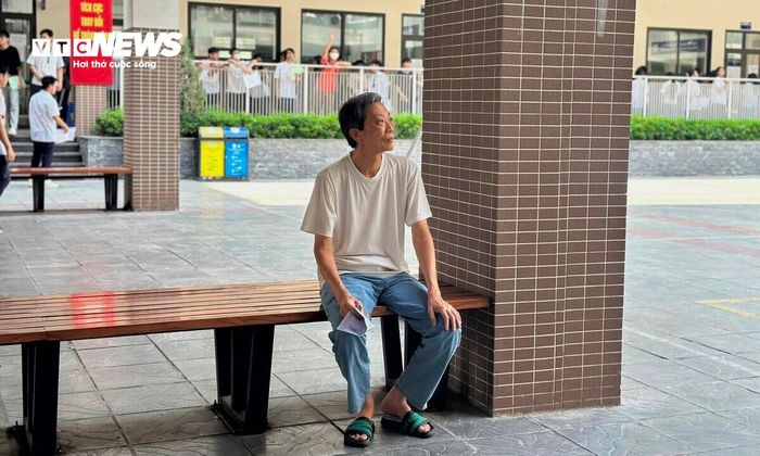 Ông Vinh mang giấy tờ của cháu trai đến điểm thi xin phép vắng mặt.