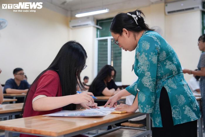 Đúng 14h, thí sinh được gọi vào phòng thi để hoàn tất thủ tục dự thi. Tại đây, cán bộ coi thi phổ biến quy chế thi, hướng dẫn các quy định cần lưu ý trong quá trình làm bài, đồng thời yêu cầu thí sinh kiểm tra kỹ thông tin cá nhân trên giấy báo dự thi và báo ngay cho hội đồng thi nếu phát hiện sai sót.