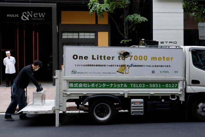 Xe thu gom dầu ăn đã qua sử dụng để sản xuất SAF tại một nhà hàng ở Tokyo. (Ảnh: Reuters)