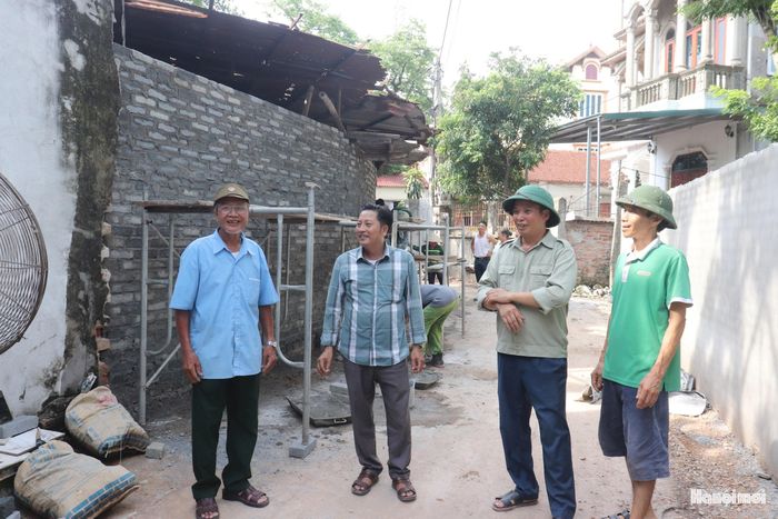 Bí thư Chi bộ, trưởng thôn và đại diện Ban công tác Mặt trận, Ban vận động chỉnh trang đường làng, ngõ xóm thôn Đống xúc động trước những nghĩa cử cao đẹp của người dân. Ảnh: Đ. Đạt