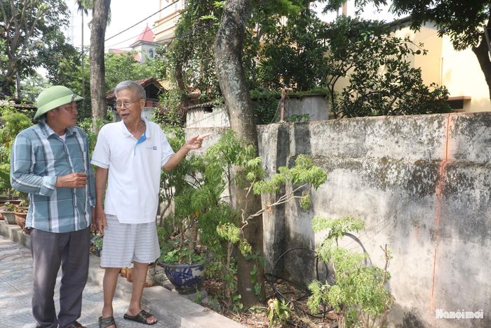 Ông Đào Duy Chỉnh (80 tuổi) trao đổi với Trưởng thôn Đống Nguyễn Văn Trường về vị trí mở đường sau khi hiến đất. Ảnh: Đ. Đạt