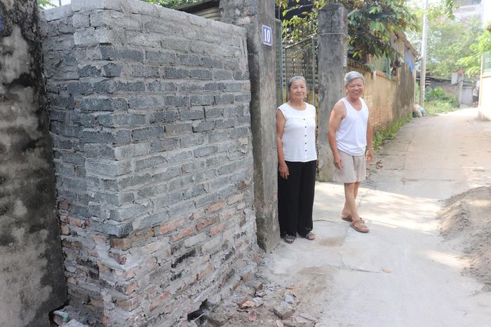 Người dân thôn Đống hạnh phúc khi được chung tay cùng chính quyền địa phương xây dựng đường làng, ngõ xóm tươi đẹp, văn minh. Ảnh: Đ. Đạt