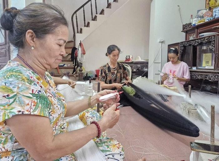 Người dân thôn Trần Phú, xã Phú Xuyên tập trung sản xuất lưới cước bán ra thị trường. Ảnh: PV