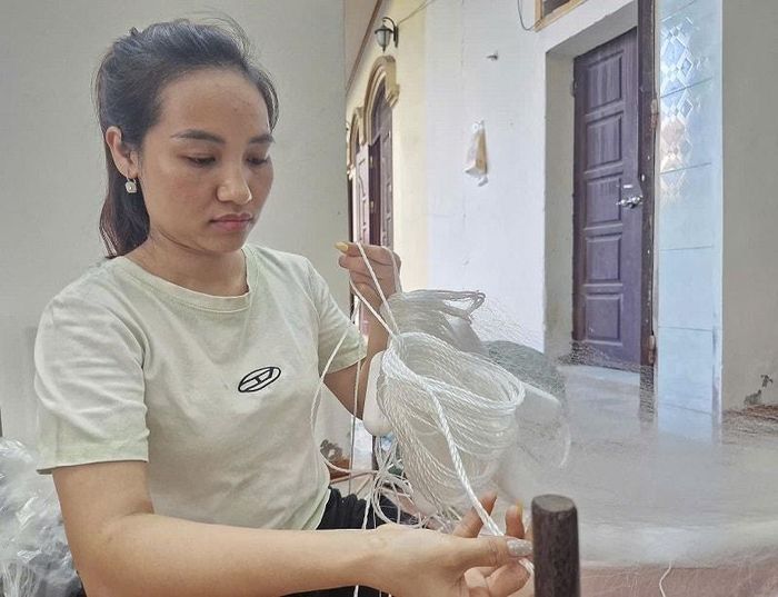 Sản phẩm lưới cước được sản xuất dưới bàn tay cần cù, khéo léo của người phụ nữ. Ảnh: PV