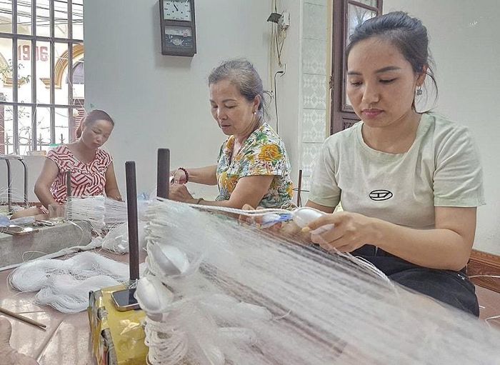 Nghề sản xuất lưới truyền thống ở xã Phú Xuyên tạo việc làm, thu nhập ổn định cho nhiều lao động, góp phần thúc đẩy phát triển kinh tế.