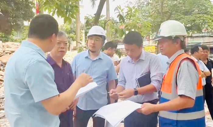 Ông Mạc Trung Kiên, Phó Giám đốc Ban Quản lý dự án đầu tư xây dựng hạ tầng phường Thanh Xuân (đội mũ, đứng giữa) thường xuyên có mặt tại hiện trường để tiếp nhận, giải quyết vướng mắc cho người dân. Ảnh: Nhân vật cung cấp