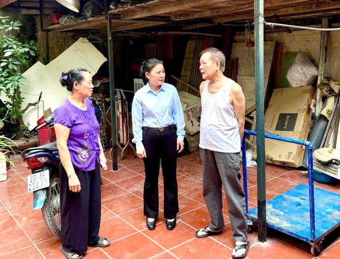 Bà Phạm Thị Trọng, Bí thư Chi bộ khu dân cư Thọ (đầu tiên từ trái qua) cùng lãnh đạo phường Thanh Xuân trực tiếp đến từng nhà người dân tuyên truyền, vận động trong công tác GPMB. Ảnh: Nhân vật cung cấp