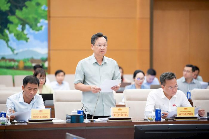 Phó Chánh án Tòa án nhân dân Tối cao Nguyễn Văn Tiến trình bày tờ trình. Ảnh: media.quochoi.vn