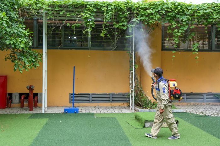 Phun thuốc phòng, chống sốt xuất huyết tại trường tiểu học Đại Yên. Ảnh: Duy Khánh
