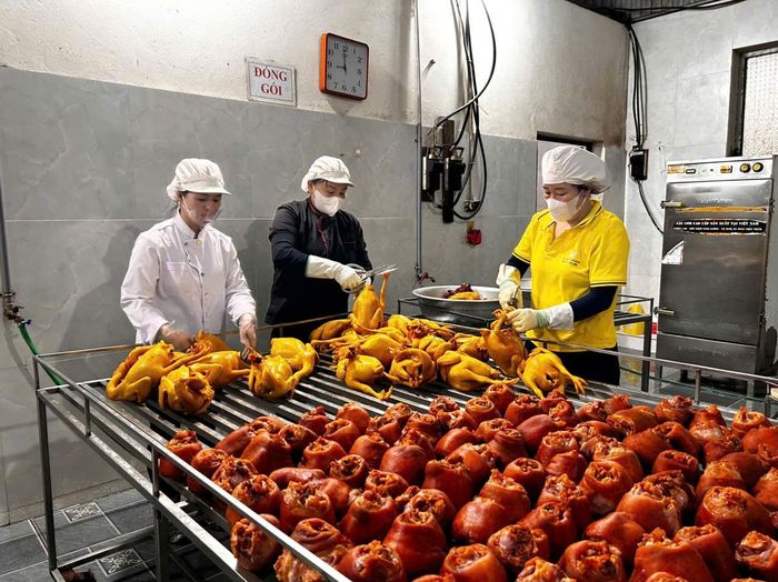 Sản phẩm Gà ủ muối và bắp giò hun khói đạt OCOP 3 sao đã đi khắp các thị trường trong nước. Ảnh Trần Hằng
