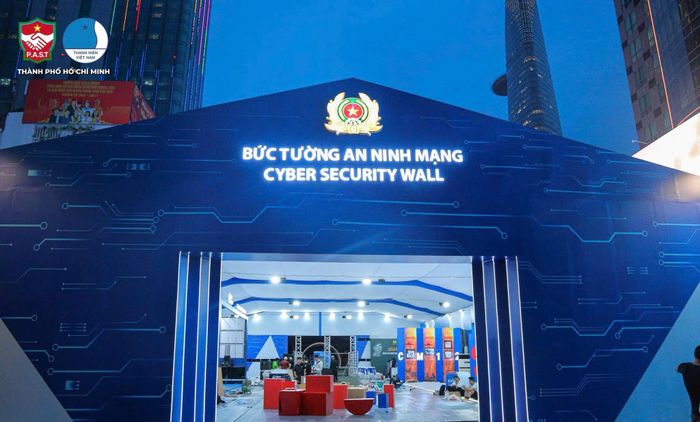 Phân khu trải nghiệm tương tác “Bức tường An ninh mạng” đã sẵn sàng đón người dân tham quan. Ảnh: Cục A05