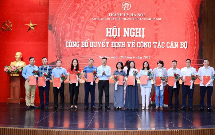 Phó Bí thư Thường trực Đảng ủy, Phó Giám đốc Cơ quan Báo và Phát thanh, Truyền hình Hà Nội Nguyễn Thành Lợi trao quyết định cho các đồng chí Phó Trưởng đơn vị. Ảnh: Quang Thái