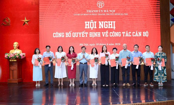 Phó Bí thư Đảng ủy, Phó Giám đốc Cơ quan Báo và Phát thanh, Truyền hình Hà Nội Nguyễn Minh Đức trao quyết định cho các đồng chí Phó Trưởng đơn vị. Ảnh: Quang Thái