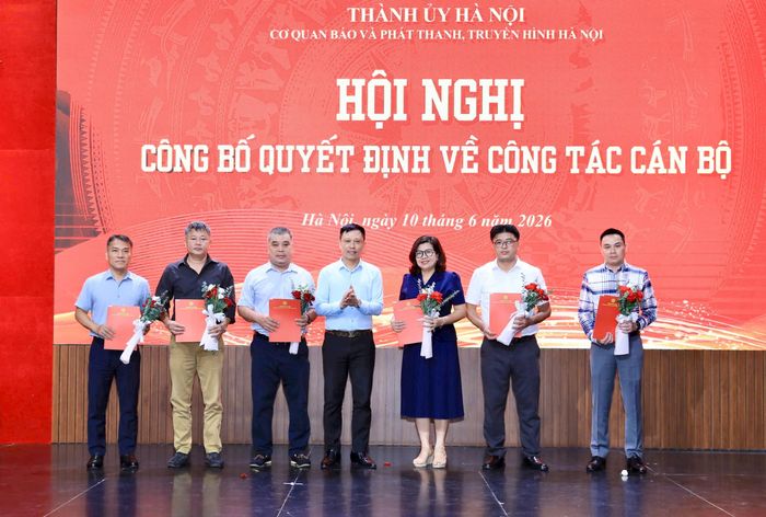 Phó Bí thư Thường trực Đảng ủy, Phó Giám đốc Cơ quan Báo và Phát thanh, Truyền hình Hà Nội Nguyễn Thành Lợi trao quyết định cho các đồng chí Phó Trưởng đơn vị. Ảnh: Quang Thái