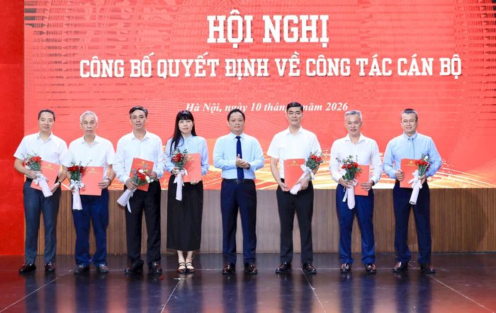 Bí thư Đảng ủy, Giám đốc Cơ quan Báo và Phát thanh, Truyền hình Hà Nội Vũ Minh Tuấn trao quyết định cho các đồng chí Trưởng các đơn vị. Ảnh: Quang Thái