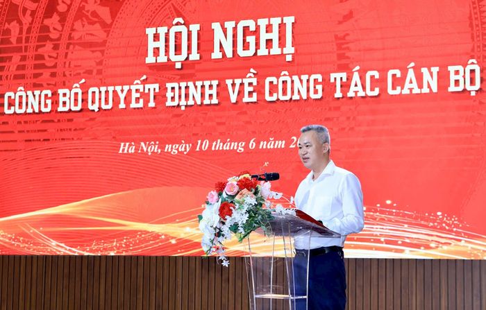Trưởng phòng Thời sự Lưu Huy Tú phát biểu nhận nhiệm vụ tại hội nghị. Ảnh: Quang Thái