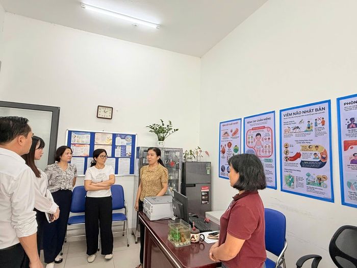 Đoàn công tác khảo sát điều kiện cơ sở vật chất phục vụ kỳ thi. Ảnh: Nam Lộc