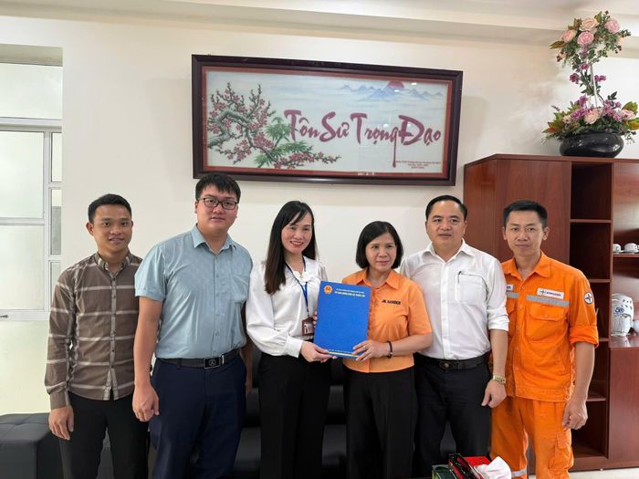 Đoàn công tác động viên đội ngũ cán bộ, giáo viên, nhân viên và lực lượng làm nhiệm vụ tại các điểm thi. Ảnh: Nam Lộc