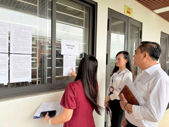 Đoàn công tác khảo sát điều kiện cơ sở vật chất phục vụ kỳ thi. Ảnh: Nam Lộc