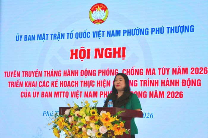 Chủ tịch Ủy ban MTTQ Việt Nam phường Phú Thượng Trương Tú Uyên phát biểu tại hội nghị. Ảnh: Hoàng Vũ