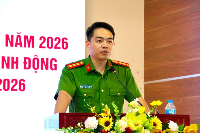 Thiếu tá Nguyễn Mạnh Hùng - Tổ trưởng Tổ Cảnh sát phòng, chống tội phạm, Công an phường Phú Thượng thông tin về tình hình tội phạm và tệ nạn ma túy. Ảnh: Hoàng Vũ