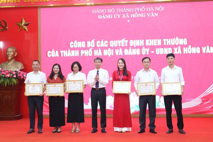 Khen thưởng các tập thể có thành tích xuất sắc trong 1 năm vận hành chính quyền 2 cấp tại xã Hồng Vân. Ảnh: Vũ Cường.