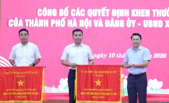 UBND thành phố Hà Nội tặng Cờ thi đua cho Ban Xây dựng đảng, Đảng ủy xã Hồng Vân; Văn phòng HĐND và UBND xã Hồng Vân. Ảnh: Vũ Cường