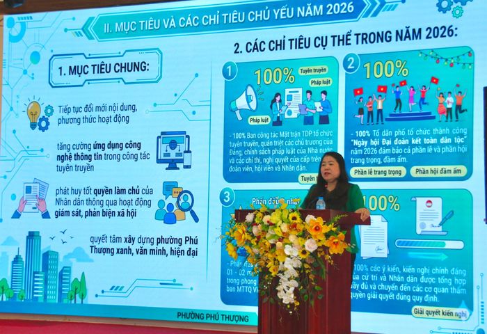 Chủ tịch Ủy ban MTTQ Việt Nam phường Phú Thượng Trương Tú Uyên trình bày 6 chương trình hành động trọng tâm năm 2026. Ảnh: Cao Kỳ