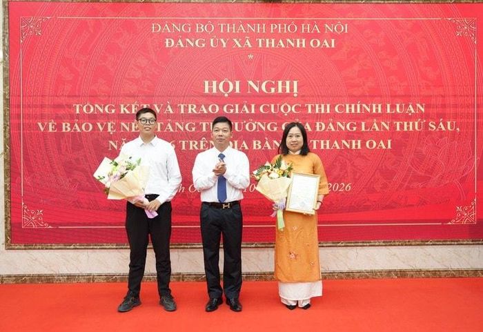 Lãnh đạo xã chúc mừng các tập thể, cá nhân đạt giải. Ảnh: NL