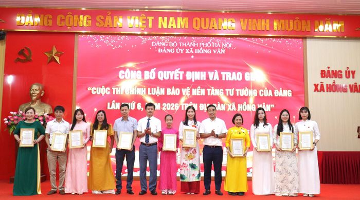 Khen thưởng các tác giả đạt giải cuộc thi chính luận bảo vệ nền tảng tư tưởng của Đảng tại xã Hồng Vân. Ảnh: Vũ Cường.
