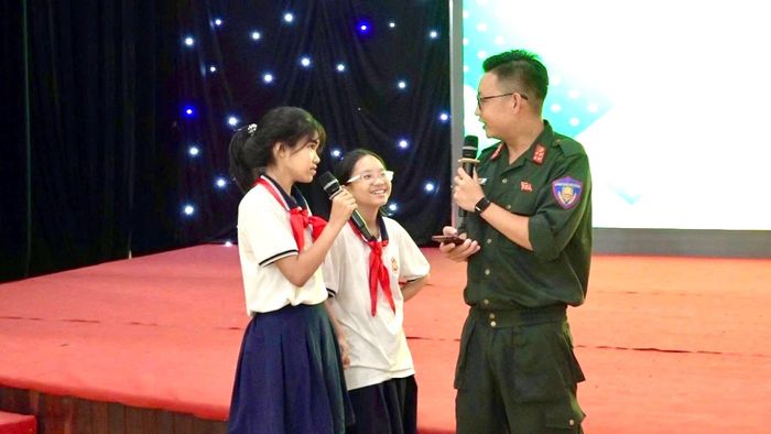 Đoàn Thanh niên Phòng Cảnh sát cơ động, Công an thành phố Hà Nội đồng hành cùng thầy cô trang bị kiến thức cho các em nhỏ. Ảnh: TLD.