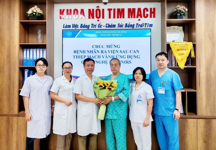 Lãnh đạo bệnh viện cùng các bác sĩ Bệnh viện Đa khoa Hà Đông chúc mừng bệnh nhân ra viện. Ảnh: BVCC