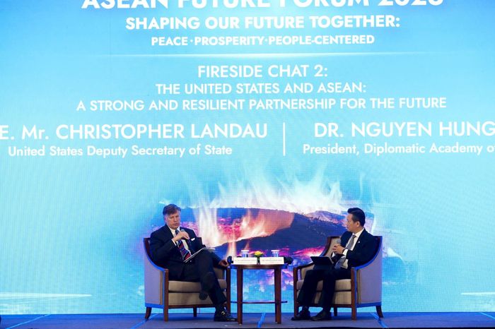 Thứ trưởng Ngoại giao Mỹ Christopher Landau trao đổi với Giám đốc Học viện Ngoại giao - TS Nguyễn Hùng Sơn, trong khuôn khổ Diễn đàn Tương lai ASEAN ngày 10-6. Ảnh: Khánh Huy