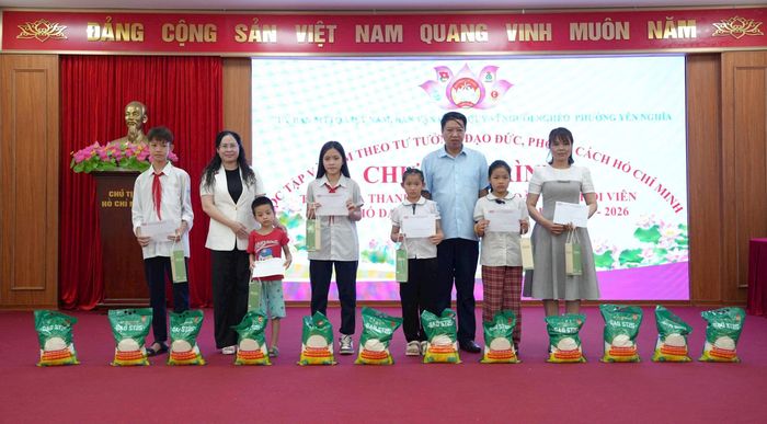 Các em học sinh vượt khó học tốt nhận quà hỗ trợ từ Quỹ Vì người nghèo và các nhà hảo tâm. Ảnh: NT