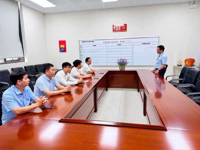 Lãnh đạo trường THPT Phúc Thịnh báo cáo công tác tổ chức kỳ thi tốt nghiệp THPT với đoàn công tác của xã Phúc Thịnh. Ảnh: Thanh Hà