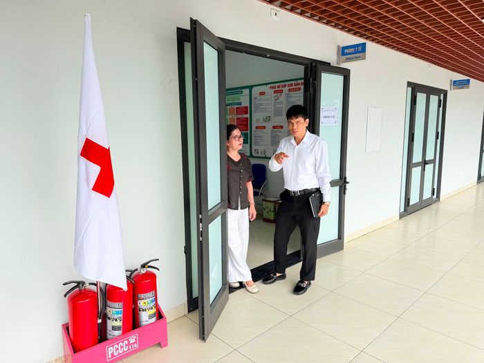 Đoàn công tác kiểm tra công tác chuẩn bị y tế tại trường THCS Nguyên Khê. Ảnh: Thanh Hà