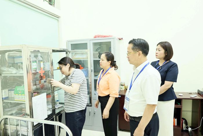 Ông Bùi Mạnh Thắng, Chủ tịch Ủy ban nhân dân xã Quảng Bị, Trưởng Ban Chỉ đạo Kỳ thi tốt nghiệp THPT năm 2026 đi kiểm tra điểm thi trên địa bàn. Ảnh:MK