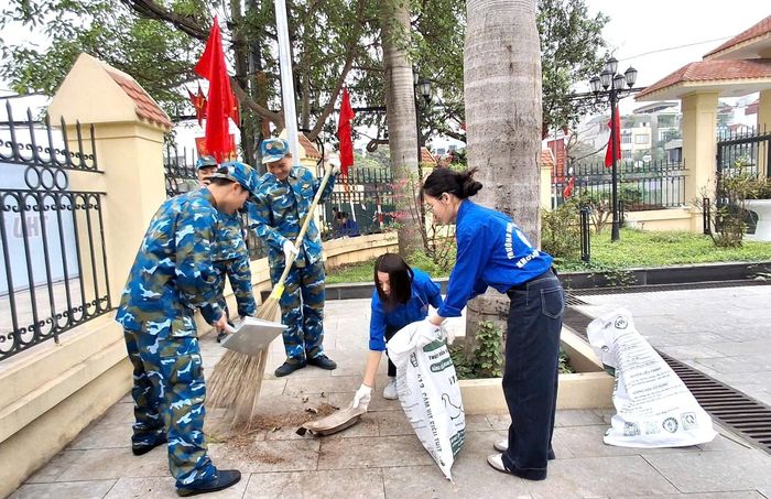 Các tầng lớp nhân dân phường Định Công chung tay bảo vệ môi trường. Ảnh: Hiền Chi