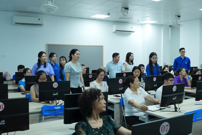 Lớp “Bình dân học vụ số” tại phường Yên Sở được kỳ vọng sẽ tạo chuyển biến rõ nét trong nhận thức và hành động về chuyển đổi số. Ảnh: Minh Đức