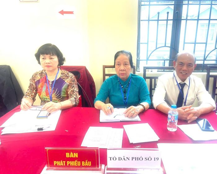 Bà Nguyễn Thị Thảo (ở giữa), Tổ trưởng Tổ dân phố số 19 phường Yên Hòa hoàn toàn nhất trí với chủ trương sắp xếp các tổ dân phố trên địa bàn. Ảnh: PV