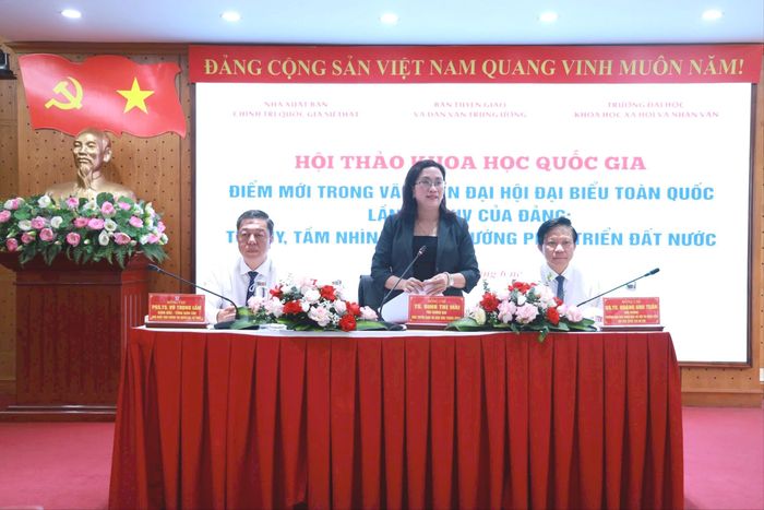 Tiến sĩ Đinh Thị Mai, Phó Trưởng ban Tuyên giáo và Dân vận Trung ương; PGS.TS Vũ Trọng Lâm, Giám đốc - Tổng Biên tập Nhà xuất bản Chính trị quốc gia Sự thật; GS.TS Hoàng Anh Tuấn, Hiệu trưởng Trường Đại học Khoa học xã hội và nhân văn chủ trì hội thảo. Ảnh: M.Chi