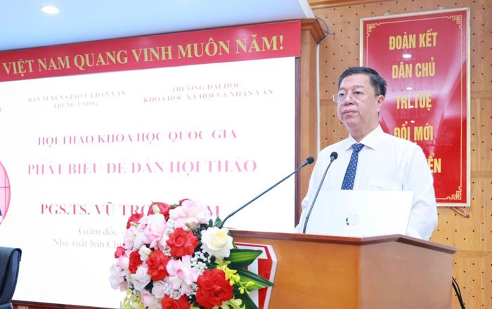 PGS.TS Vũ Trọng Lâm, Giám đốc - Tổng Biên tập Nhà xuất bản Chính trị quốc gia Sự thật phát biểu đề dẫn hội thảo. Ảnh: M.Chi