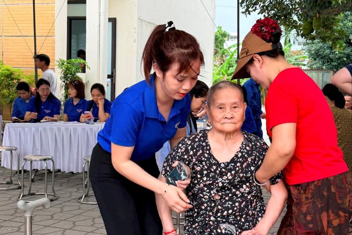 Lực lượng đoàn viên, thanh niên hỗ trợ người dân đến khám bệnh. Ảnh: Thanh Hà