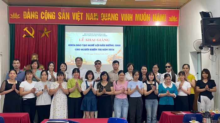 Niềm vui của các học viên, giáo viên. Ảnh: Linh Khánh