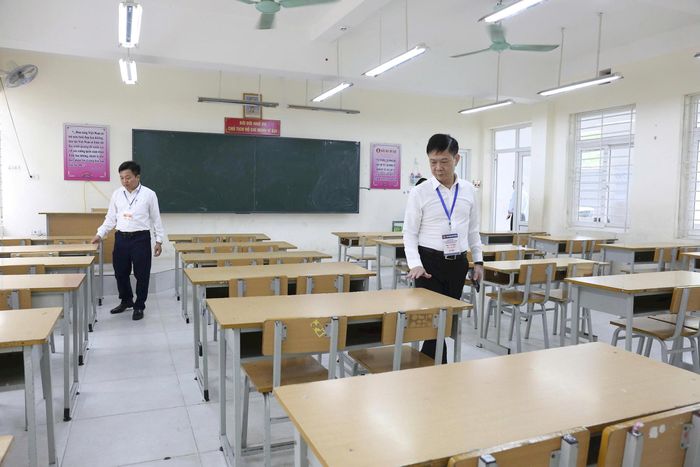 Bàn ghế được kê ngay ngắn, thẳng hàng phục vụ kỳ thi tốt nghiệp THPT năm 2026. Ảnh: Tùng Nguyễn.