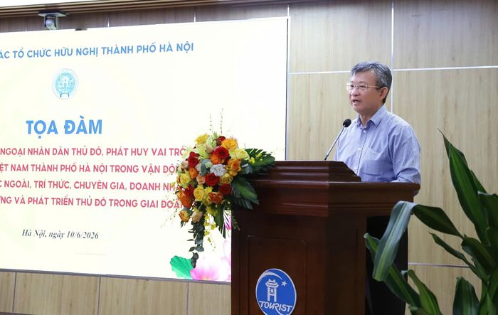Chủ tịch Liên hiệp các tổ chức hữu nghị thành phố Hà Nội Nguyễn Ngọc Kỳ phát biểu tại tọa đàm. Ảnh: Quỳnh Dương.